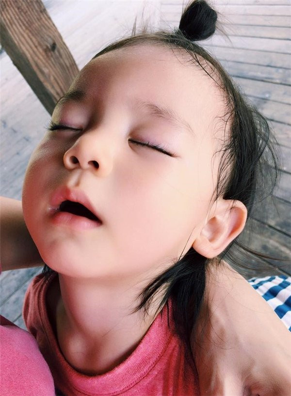 Thích thú ngắm nhìn cậu bé 2 tuổi 'má phính, mắt to' đáng yêu nhất Nhật Bản