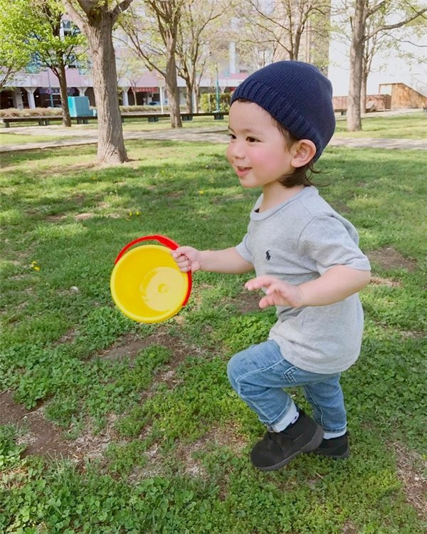 Thích thú ngắm nhìn cậu bé 2 tuổi 'má phính, mắt to' đáng yêu nhất Nhật Bản