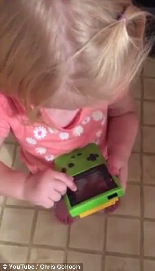 Tưởng máy chơi điện tử là smartphone, cô bé liên tục chạm tay khiến nhiều người hoang mang