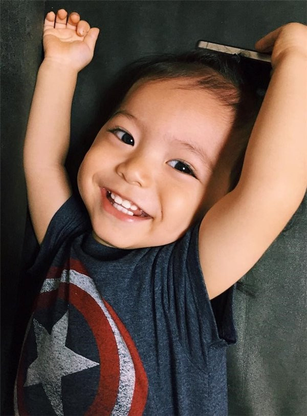 Thích thú ngắm nhìn cậu bé 2 tuổi 'má phính, mắt to' đáng yêu nhất Nhật Bản