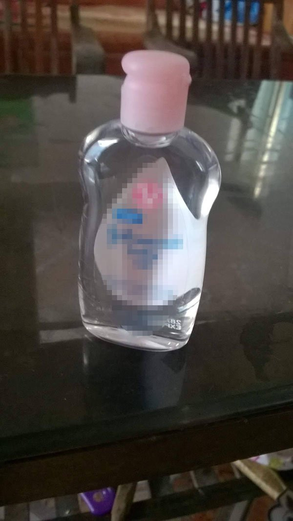 Xót xa mẹ gãi 'cứt trâu' cho con đến bong tróc cả mảng tóc, rộp đỏ da đầu