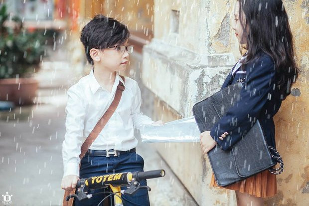 Tan chảy trước vẻ dễ thương của cặp đôi 'Em gái mưa' phiên bản con nít