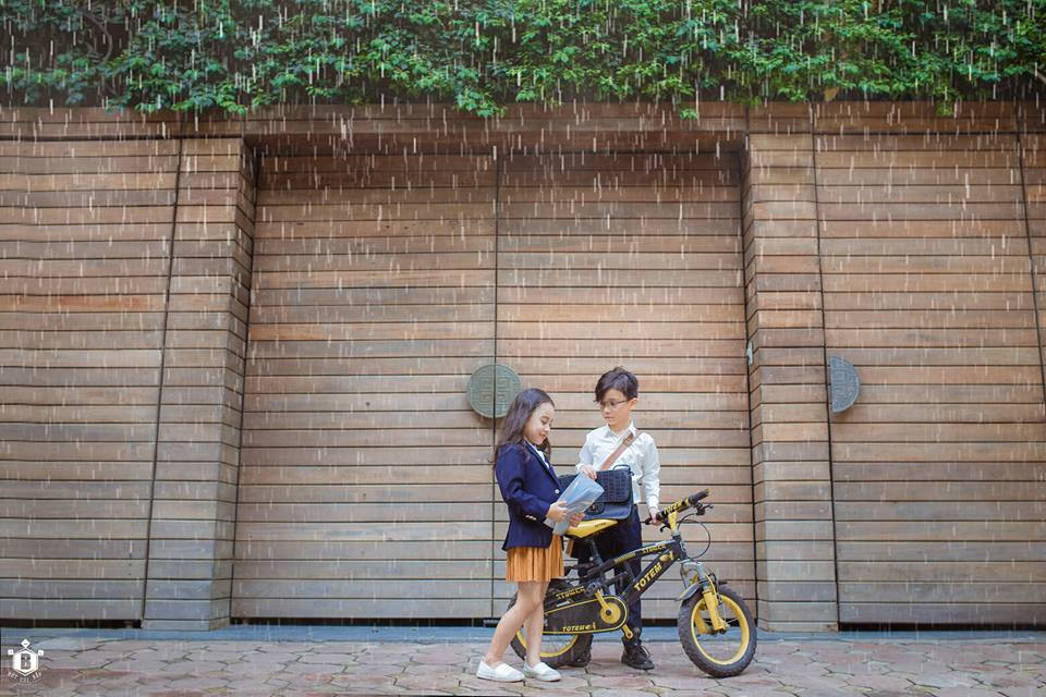 Tan chảy trước vẻ dễ thương của cặp đôi 'Em gái mưa' phiên bản con nít