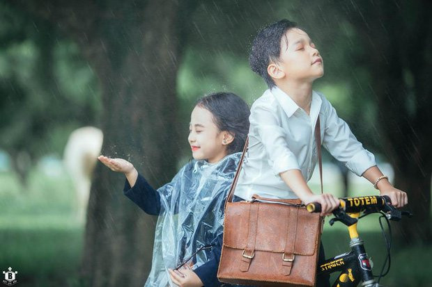 Tan chảy trước vẻ dễ thương của cặp đôi 'Em gái mưa' phiên bản con nít