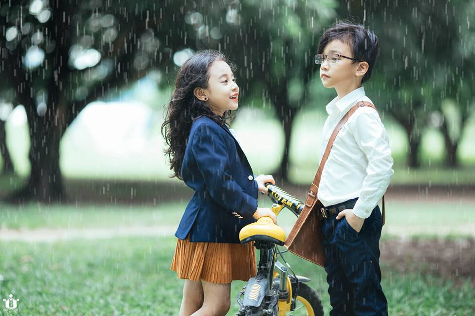 Tan chảy trước vẻ dễ thương của cặp đôi 'Em gái mưa' phiên bản con nít