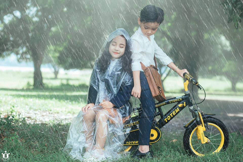 Tan chảy trước vẻ dễ thương của cặp đôi 'Em gái mưa' phiên bản con nít