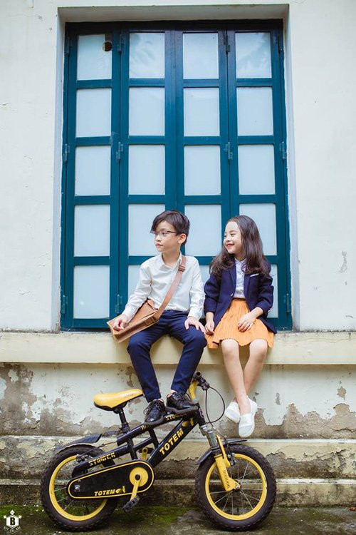 Tan chảy trước vẻ dễ thương của cặp đôi 'Em gái mưa' phiên bản con nít