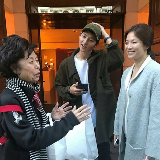 Song Joong Ki và Song Hye Kyo để mặt mộc, thân thiện chụp ảnh tại Paris