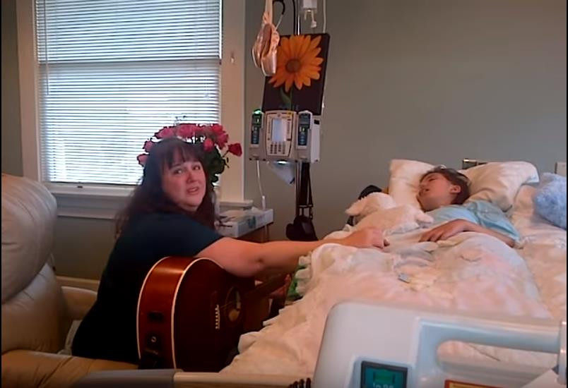 Xúc động khoảnh khắc người mẹ gảy đàn hát vĩnh biệt con gái đang hấp hối vì ung thư