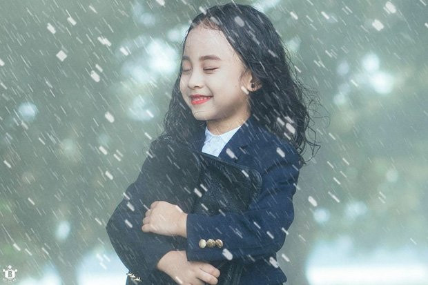 Tan chảy trước vẻ dễ thương của cặp đôi 'Em gái mưa' phiên bản con nít