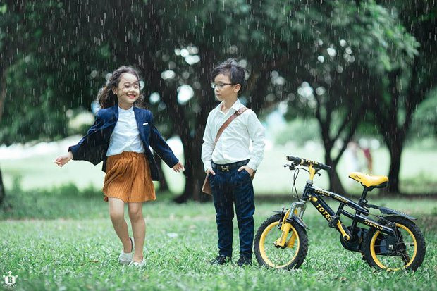 Tan chảy trước vẻ dễ thương của cặp đôi 'Em gái mưa' phiên bản con nít