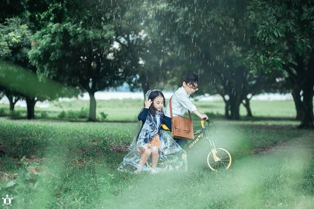Tan chảy trước vẻ dễ thương của cặp đôi 'Em gái mưa' phiên bản con nít