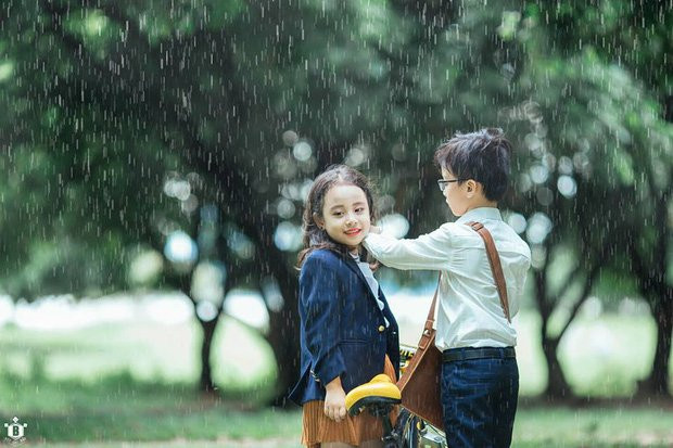 Tan chảy trước vẻ dễ thương của cặp đôi 'Em gái mưa' phiên bản con nít