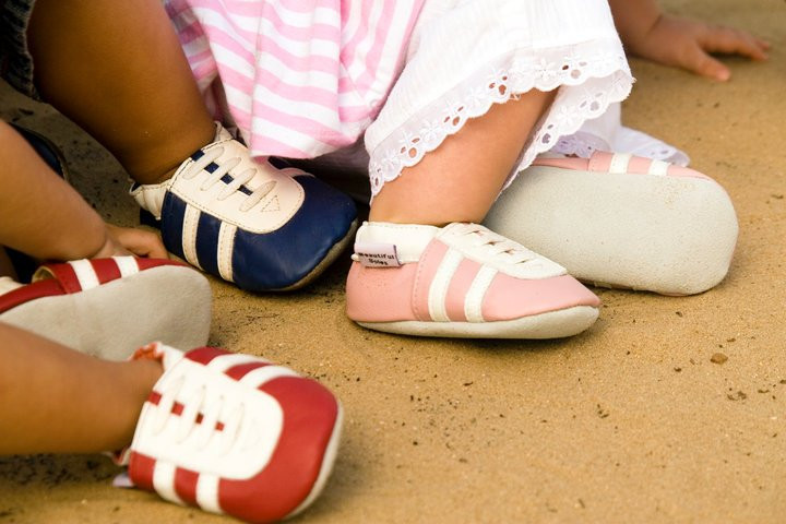 Mẹ mua giày lớn hơn 1 size để con đi được lâu, nào ngờ suýt hại con gãy xương chân