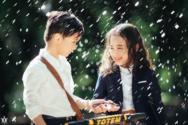 Tan chảy trước vẻ dễ thương của cặp đôi 'Em gái mưa' phiên bản con nít