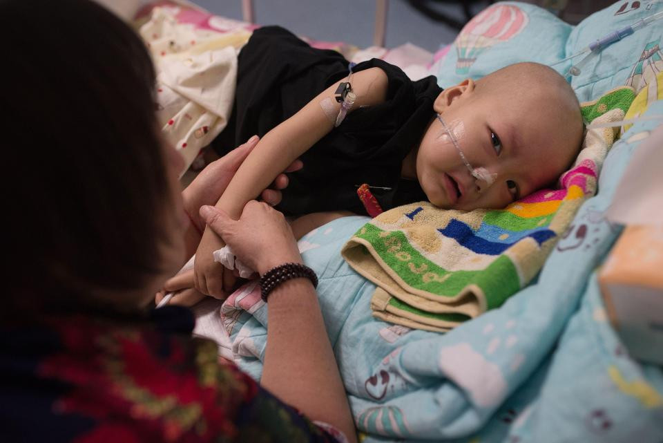 Xót đứt ruột bé trai 2 tuổi mắc ung thư gan bị mẹ nhẫn tâm bỏ rơi