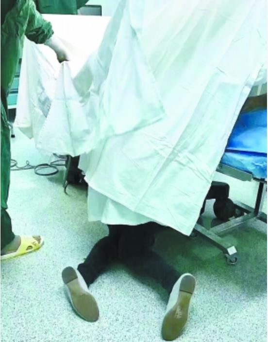 Nữ bác sĩ quỳ 25 phút liên tục để cứu sống mẹ con sản phụ