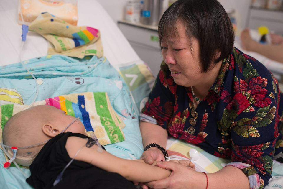 Xót đứt ruột bé trai 2 tuổi mắc ung thư gan bị mẹ nhẫn tâm bỏ rơi