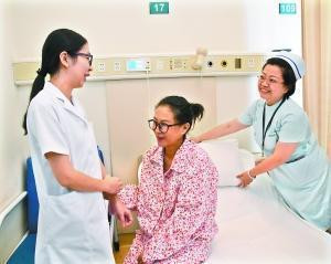 Nữ bác sĩ quỳ 25 phút liên tục để cứu sống mẹ con sản phụ