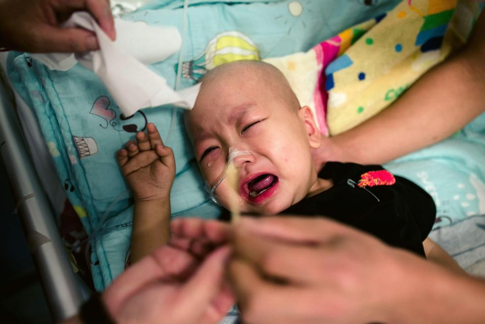 Xót đứt ruột bé trai 2 tuổi mắc ung thư gan bị mẹ nhẫn tâm bỏ rơi