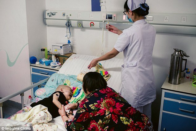 Xót đứt ruột bé trai 2 tuổi mắc ung thư gan bị mẹ nhẫn tâm bỏ rơi