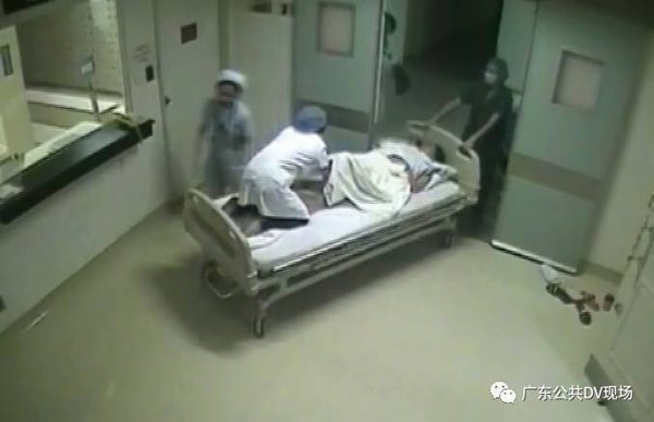 Nữ bác sĩ quỳ 25 phút liên tục để cứu sống mẹ con sản phụ