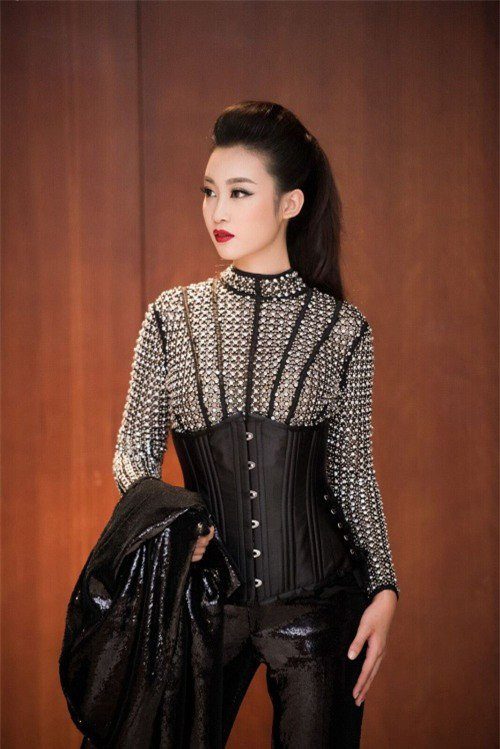 Chiếc áo giúp phụ nữ Châu Âu sở hữu vòng eo con kiến mà chẳng cần ăn kiêng