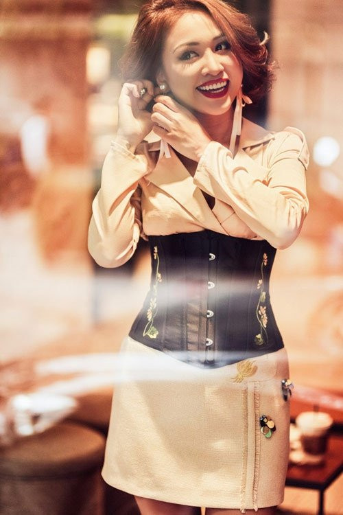 Chiếc áo giúp phụ nữ Châu Âu sở hữu vòng eo con kiến mà chẳng cần ăn kiêng