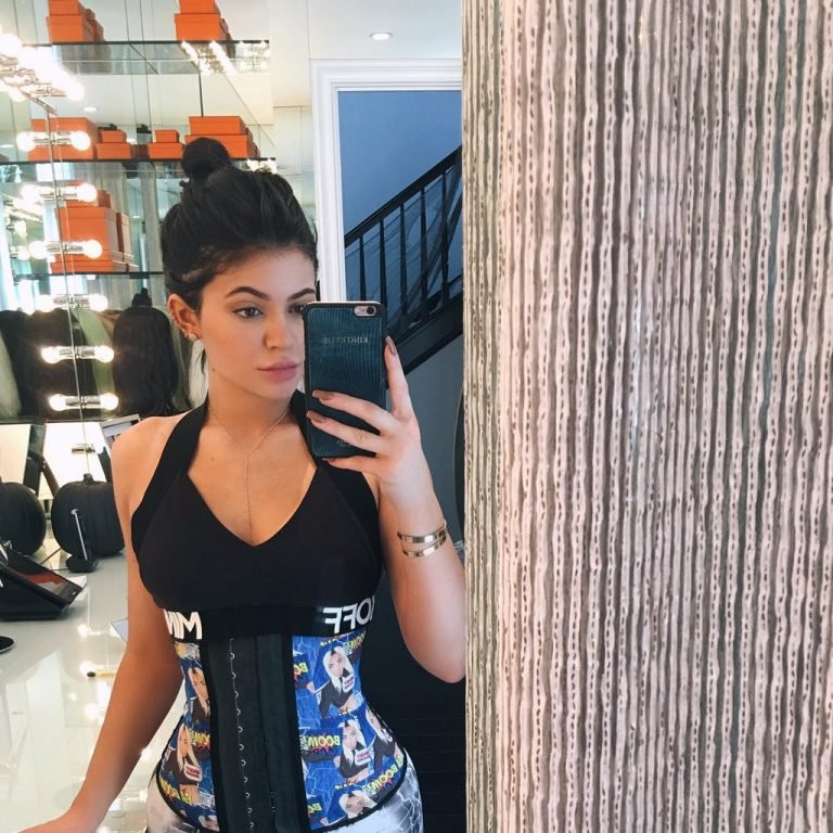 Chiếc áo giúp phụ nữ Châu Âu sở hữu vòng eo con kiến mà chẳng cần ăn kiêng