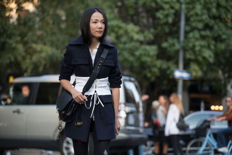 Chiếc áo giúp phụ nữ Châu Âu sở hữu vòng eo con kiến mà chẳng cần ăn kiêng