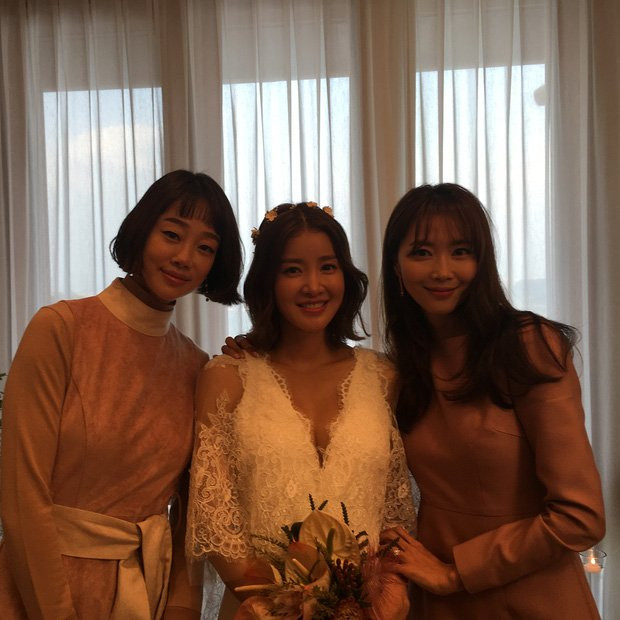 Diễn viên 'Vườn sao băng' đám cưới cùng ngày: Kẻ kín đáo, người rình rang