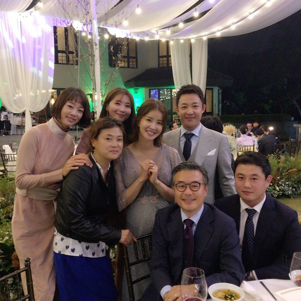 Diễn viên 'Vườn sao băng' đám cưới cùng ngày: Kẻ kín đáo, người rình rang