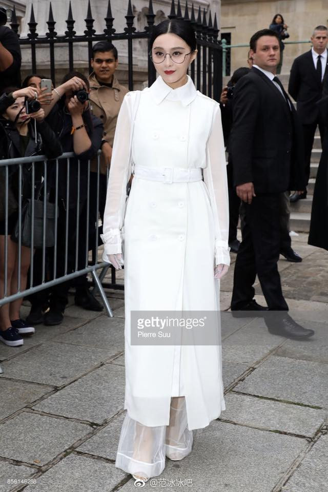 Phạm Băng Băng diện nguyên cây trắng nổi bật đến làm V.I.P tại Paris Fashion Week 2017