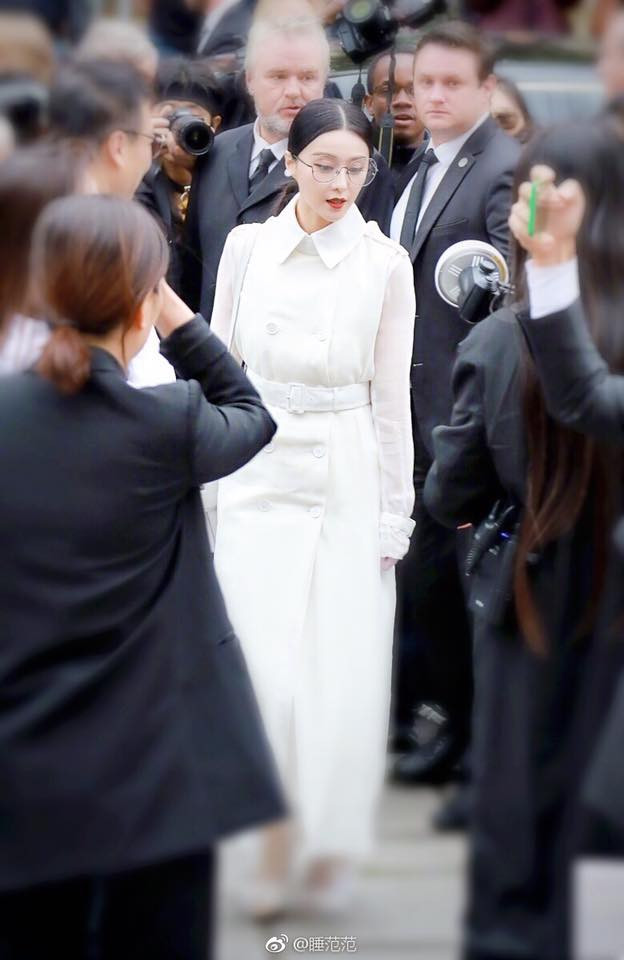 Phạm Băng Băng diện nguyên cây trắng nổi bật đến làm V.I.P tại Paris Fashion Week 2017