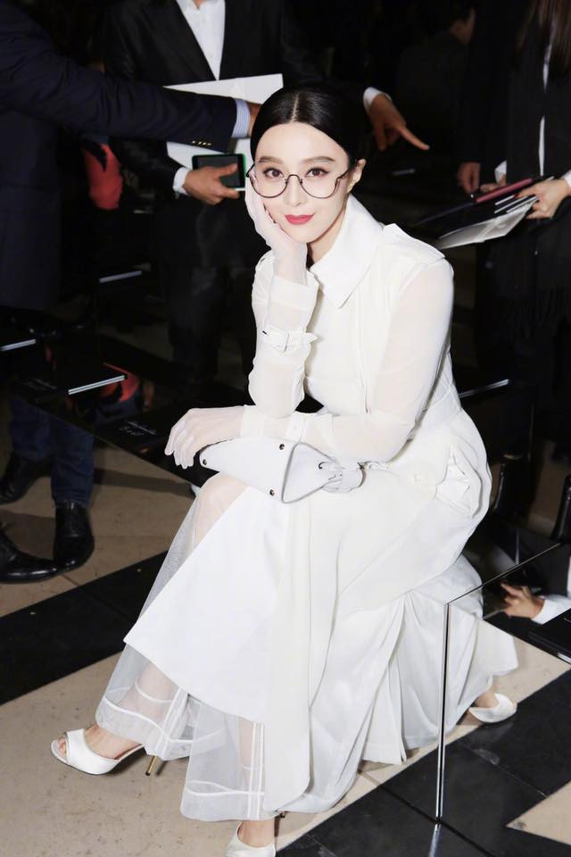 Phạm Băng Băng diện nguyên cây trắng nổi bật đến làm V.I.P tại Paris Fashion Week 2017