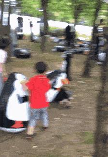 Đến công viên ngắm chim cánh cụt, các em nhỏ tá hỏa vì cái mà người ta trưng bày