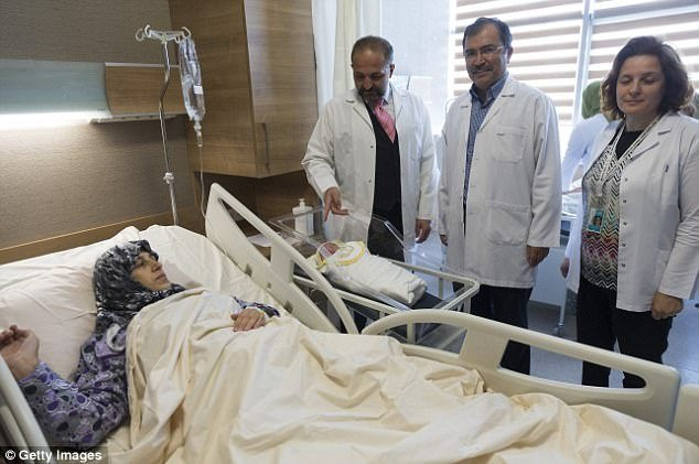 Hy hữu: Mẹ và con gái cùng sinh con trong một ngày, tại cùng một bệnh viện