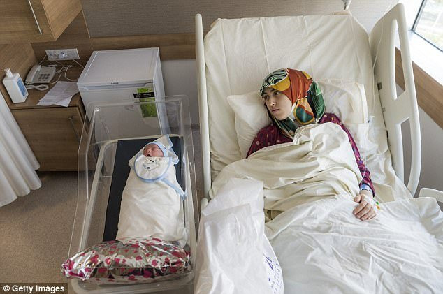 Hy hữu: Mẹ và con gái cùng sinh con trong một ngày, tại cùng một bệnh viện