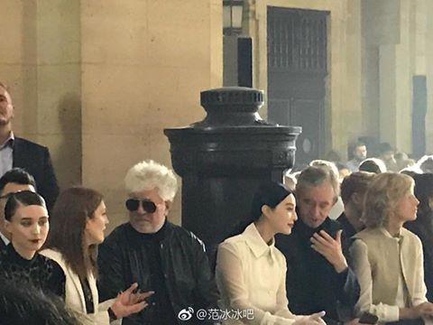 Phạm Băng Băng diện nguyên cây trắng nổi bật đến làm V.I.P tại Paris Fashion Week 2017