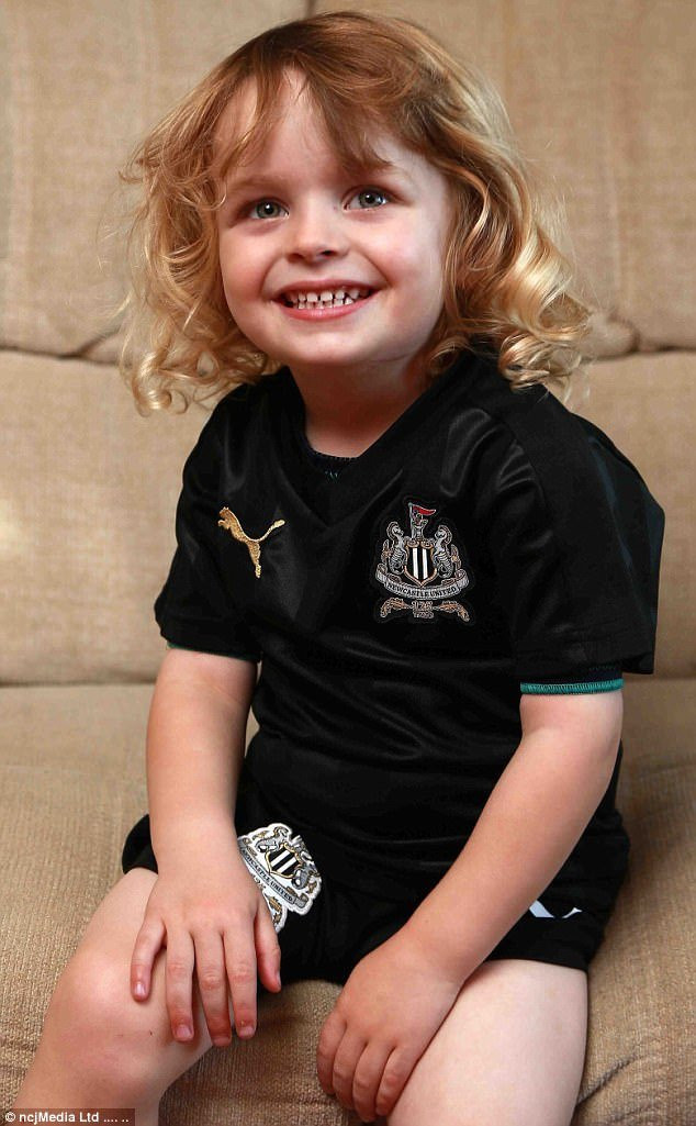 Sơ cứu sai cách, người mẹ khiến con trai 17 tháng tuổi bị lột da vì bỏng nước sôi