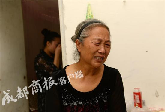 Bố mẹ chồng khóc nghẹn vì thương con dâu cực khổ, mong con đi tìm chồng mới