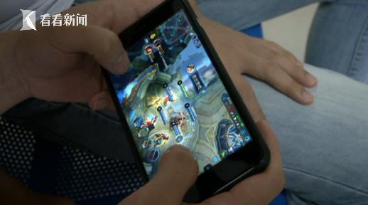 Cảnh báo: Bé trai 10 tuổi bị dãn đốt sống cổ vì nghiện game