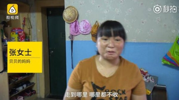 Ấm lòng cảnh hàng trăm học sinh xếp hàng chào đón cậu bé có gương mặt biến dạng vì bỏng