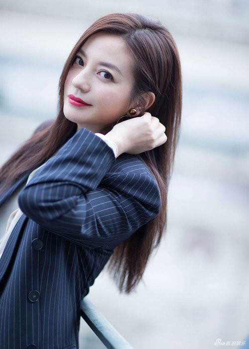 Triệu Vy khoe nhan sắc trẻ trung và đầy sức sống tại tuần lễ thời trang Paris