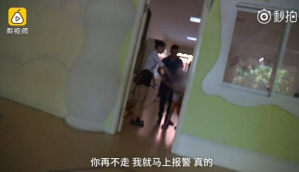 Ấm lòng cảnh hàng trăm học sinh xếp hàng chào đón cậu bé có gương mặt biến dạng vì bỏng