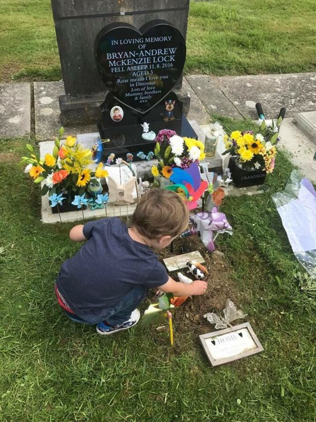 Xót xa bé trai 3 tuổi chết đột ngột vì nhiễm trùng huyết qua vết xước thủy đậu