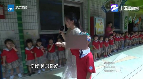 Ấm lòng cảnh hàng trăm học sinh xếp hàng chào đón cậu bé có gương mặt biến dạng vì bỏng