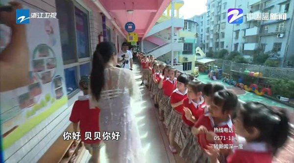 Ấm lòng cảnh hàng trăm học sinh xếp hàng chào đón cậu bé có gương mặt biến dạng vì bỏng