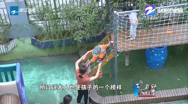 Ấm lòng cảnh hàng trăm học sinh xếp hàng chào đón cậu bé có gương mặt biến dạng vì bỏng