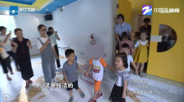 Ấm lòng cảnh hàng trăm học sinh xếp hàng chào đón cậu bé có gương mặt biến dạng vì bỏng